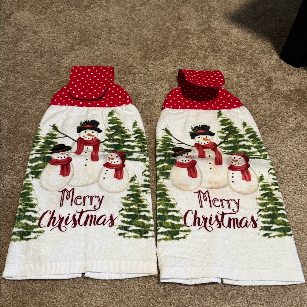 Snowmen hanging towels